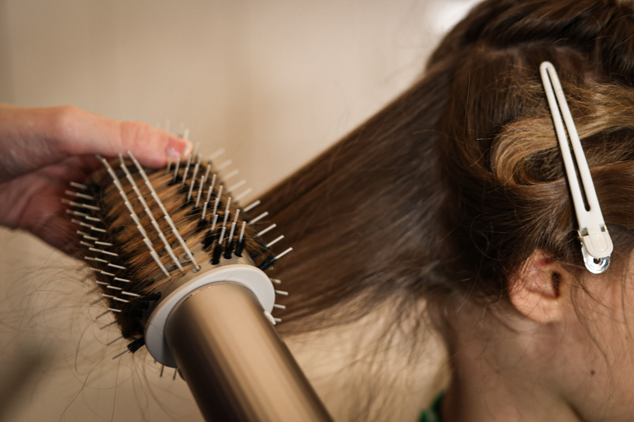 You can see how a blowout hairstyle is styled with the Shark FlexStyle. 